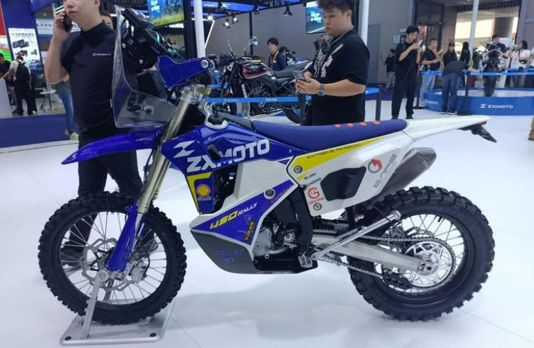 张雪机车450Rally，纯越野玩家专属性价比
我的观点很明确：这台车只适合爱玩烂路的硬核玩家！我重点关注它，是国产正经能越野的拉力真不多，它定位纯粹、不混搭、不糊弄。
轻量化、高通过性，专门为穿越烂路而生。受众小众，定价肯定亲民。我预测2.9w–3.3w。
代步党别碰、不合适，又颠又硬。但经常跑郊