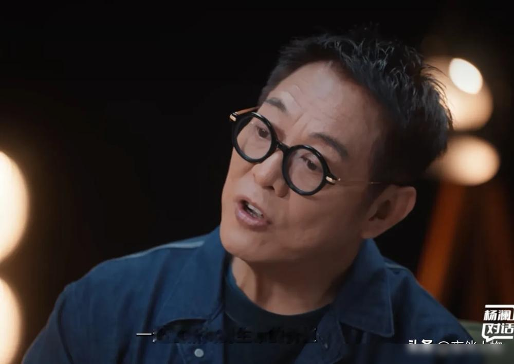 李连杰本来死活不接《花木兰》，剧本看了，钱也不缺，就是不想动。结果15岁小女儿Jada连环三问，直接把他问懵了。第一句：你把中国文化推给全世界，不自豪吗？第二句：你是缺钱吗？李连杰说不是。第三句最狠：迪士尼砸大钱拍中国故事，满屏中国人，你凭什么不演？两个女儿一起求：能不能为我们拍一次。老父亲当场破防