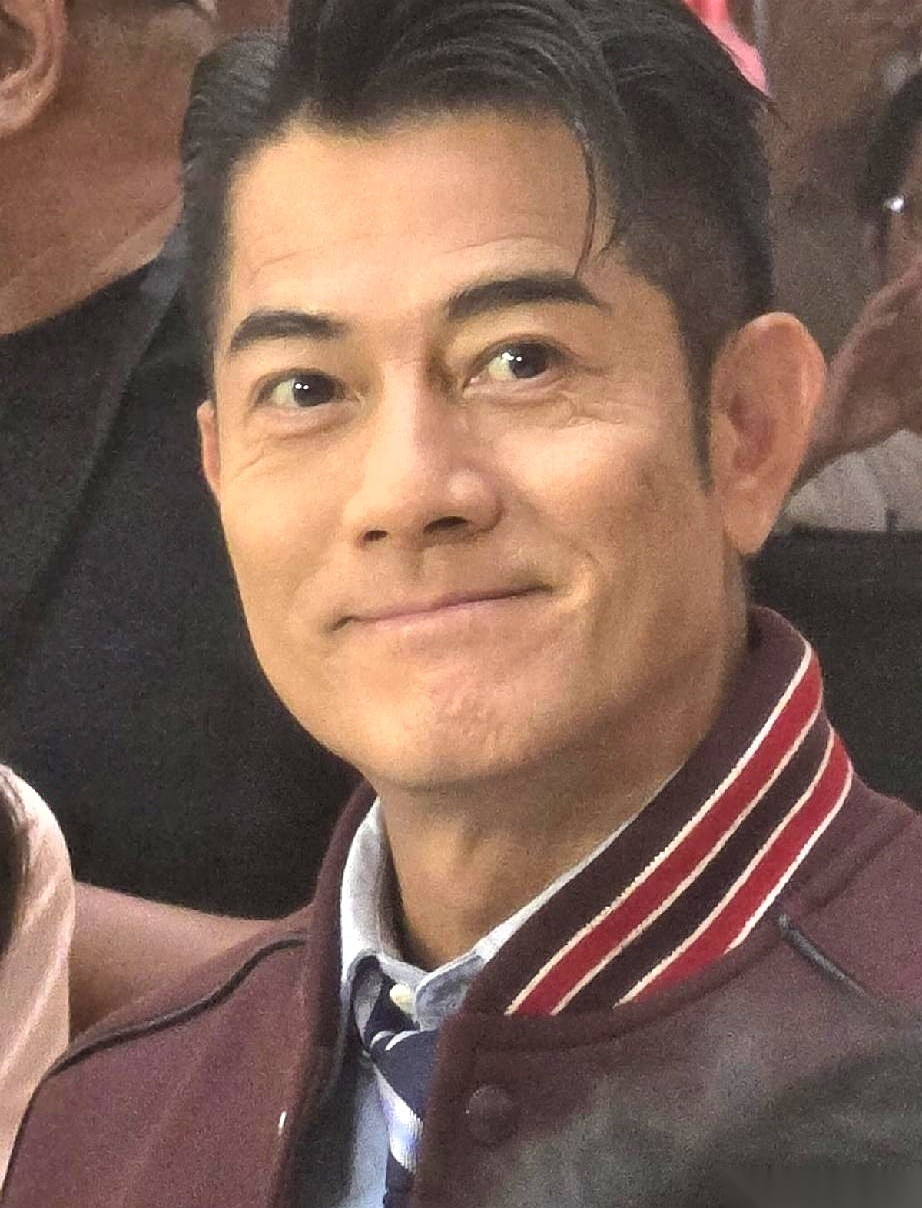 9月16日郭富城在广州天河参加品牌活动，高清镜头直接怼脸，他说话时露出的下边牙齿看着发黄。
远远望过去，他身上套着品牌外套，身材依旧保持得没长出大肚腩，看起来精神头还挺足。
品牌服装人员上前给他打理衣服，他戴着墨镜表情严肃，剩下的场面活还是得硬着头皮熬。
大家都习惯了明星光鲜亮丽的样子。
但这回镜头