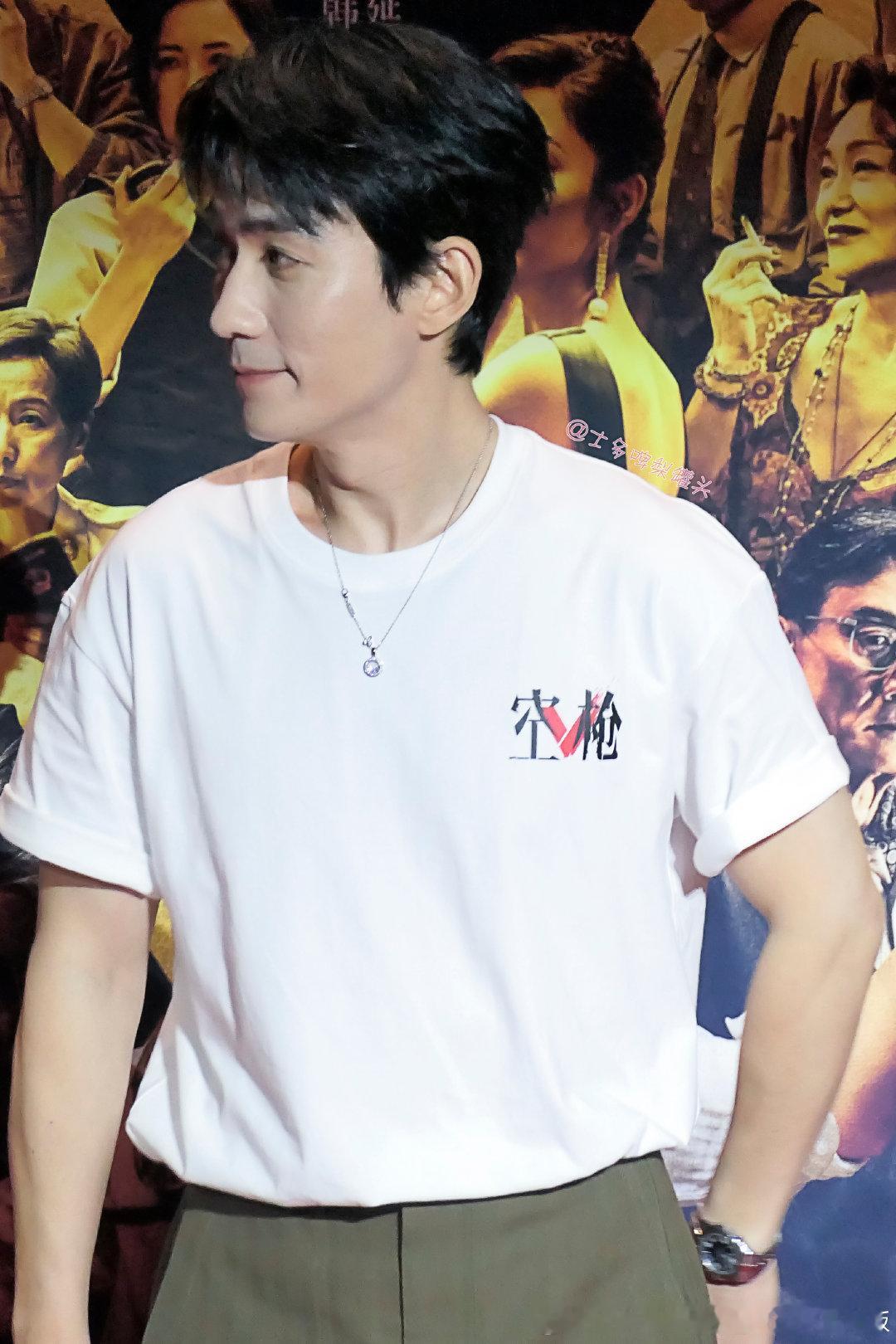 #朱一龙[超话]#  20260824北京空枪路演🎦 #朱一龙电影空枪##朱一龙还原撒黄金名场面#怎么撒黄金了我又不在[淡淡的]那就看看认真答辩的小猪 ​