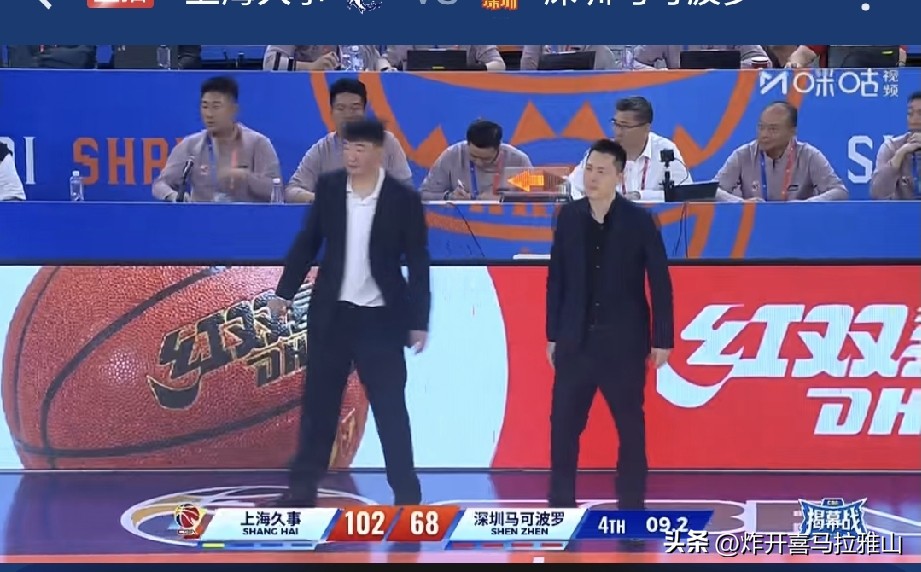 上海男篮主场102-68大胜深圳男篮后，有5个启示。
1、今年CBA打慢节奏的球队肯定不会有好成绩的，本场比赛上海男篮和深圳男篮一上来就对攻，对于双方的体能要求非常高，这场比赛也给其他球队定了了一个基调，老寒腿球队无论战术再好都很难赢球的。

2、深圳队得分点太少了！在没有王浩然以后就没有国内得分点