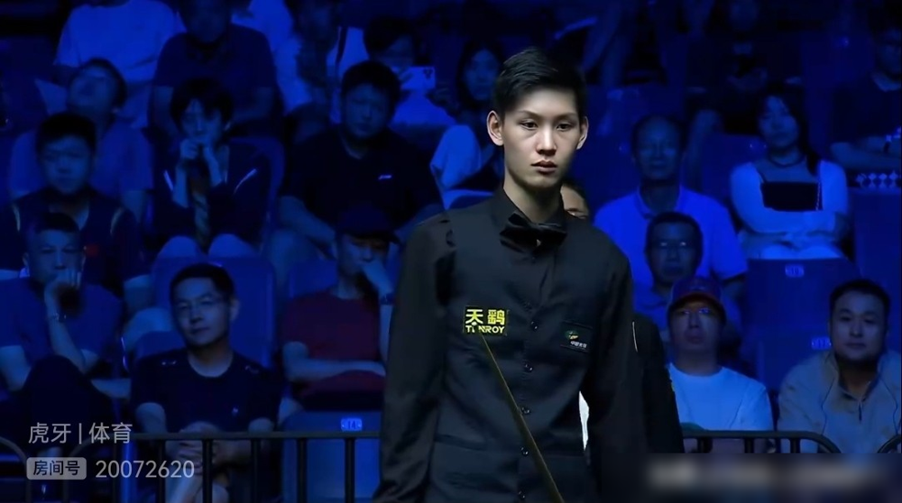 5-0，肖国栋又赢了。
可他自己说，近两年才真正打出来。打了十几年职业，前面全是熬。
第三局单杆96，剩下时间基本在控节奏。对手王信伯，签表一出来他就不想碰，私下有交情。但上了台，照样往死里打。
韦克林更轻松，5-0完事，对手直接退赛，躺着进16强。
肖国栋原话：不想结果，只想把水平打出来。