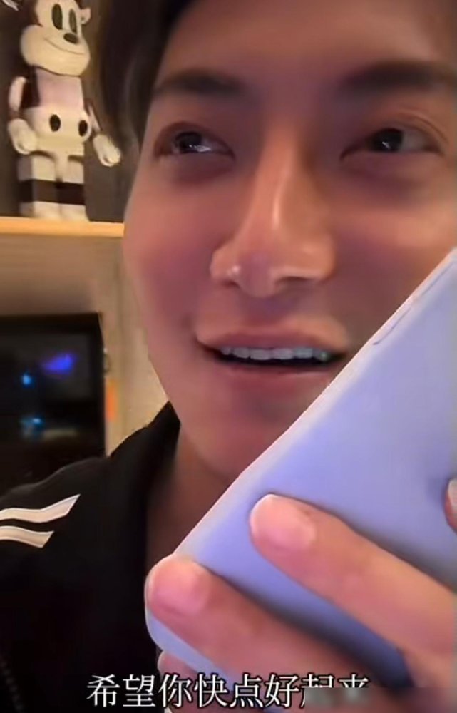 黄子韬直播给邵子恒发消息，对面没回，徐艺洋来一句“人家不理你”。他当场炸了：秒回才不正常吧？我跟王鹤棣洗澡他都直接推门进，我怪过他吗？
徐艺洋就笑，补了句王鹤棣性格直但心细。黄子韬越说越来劲，把庆功宴后自己洗澡被推门那事又翻出来讲一遍。
一个急得跳脚，一个慢悠悠拆台。弹幕全在刷：这俩过日子，一个