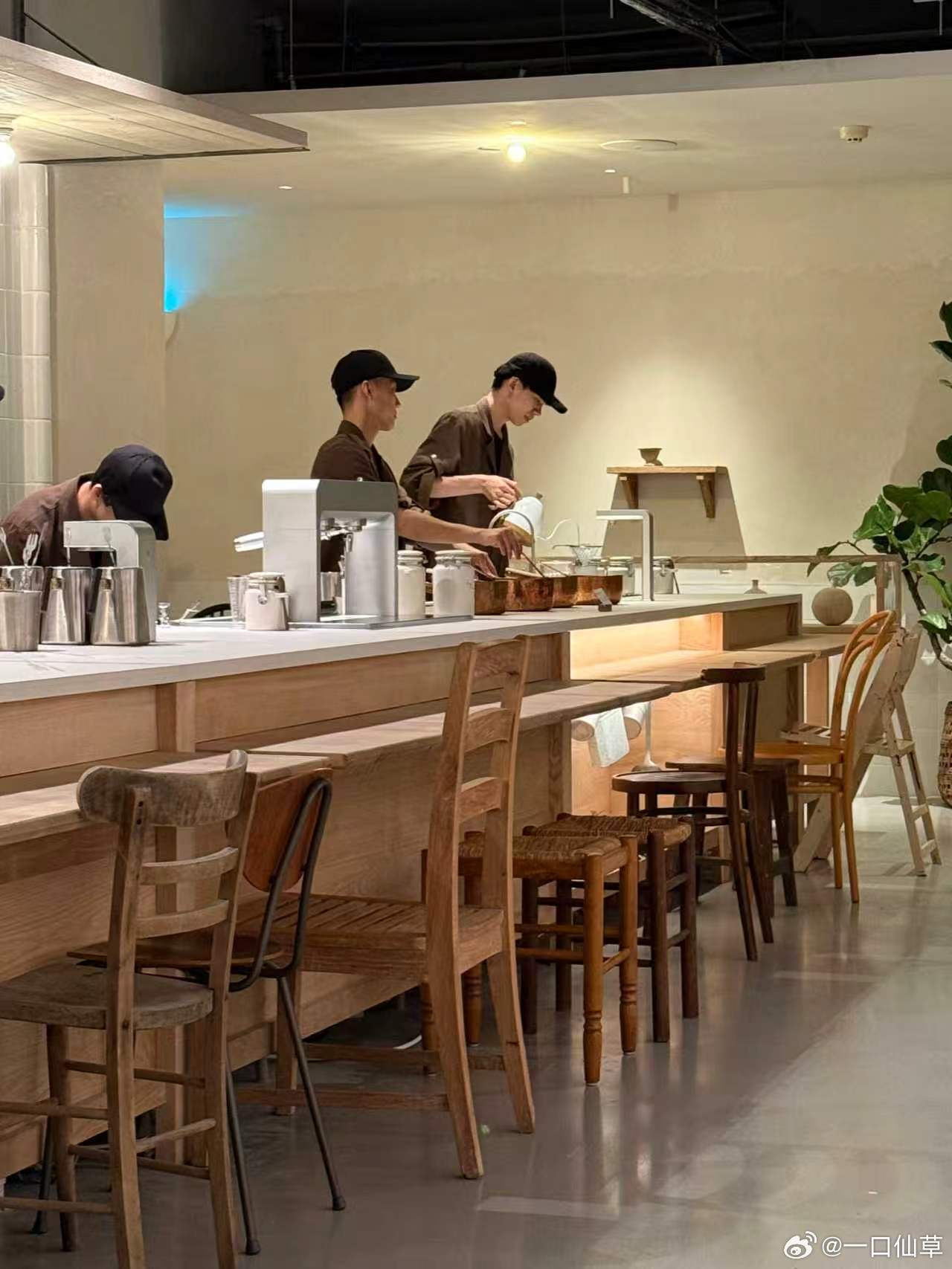 喜茶从哪里搞的太奶级别的古董椅本室内设计人一走进门店我就认出了这把椅子...