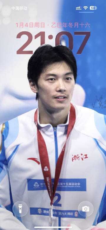 全世界最搞笑的事情出现了。我侄子拿我手机看到了锁屏，指着屏幕上的汪顺问...