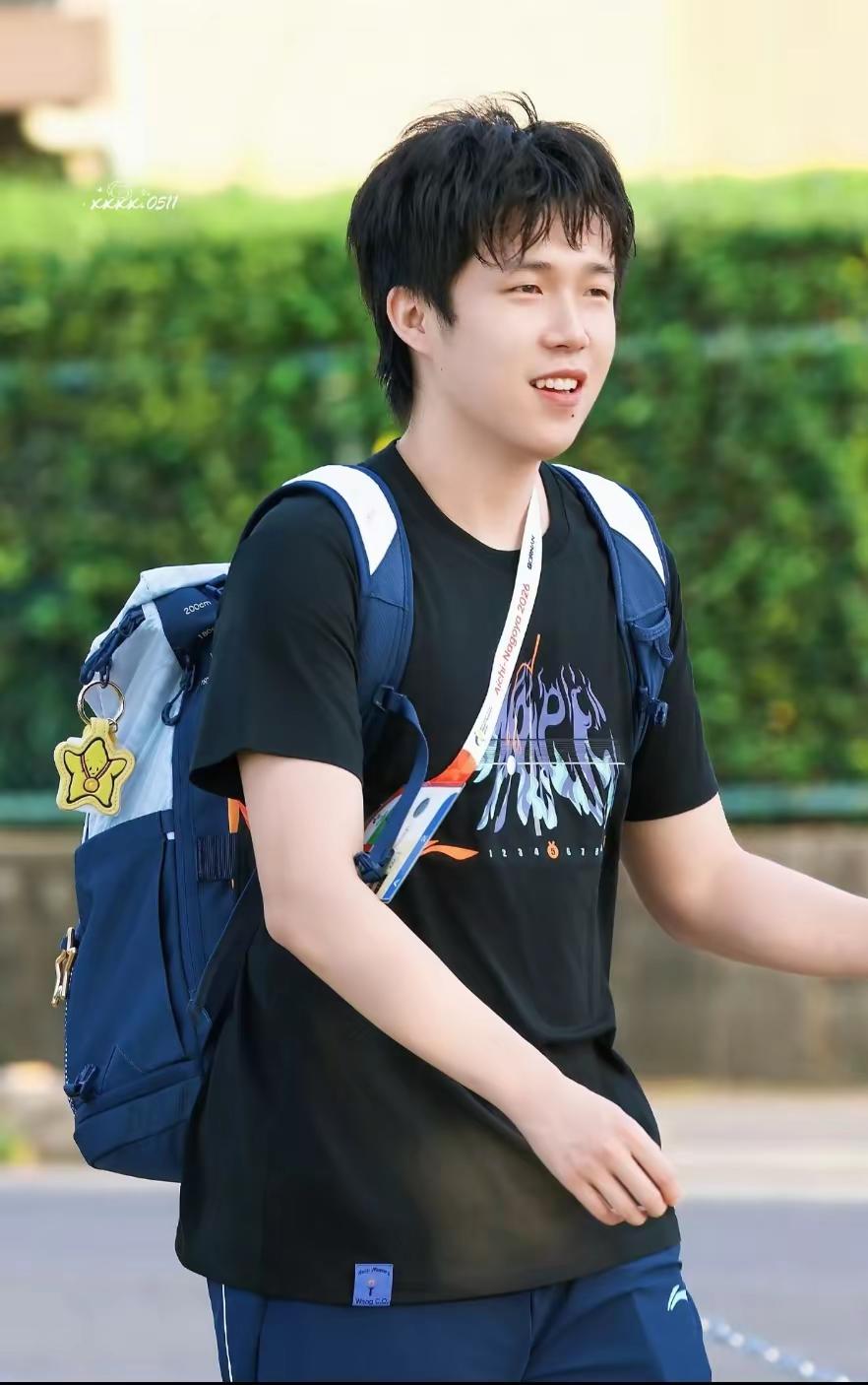 妥妥的一枚青春男大帅哥。Cr. 图片来源见水印