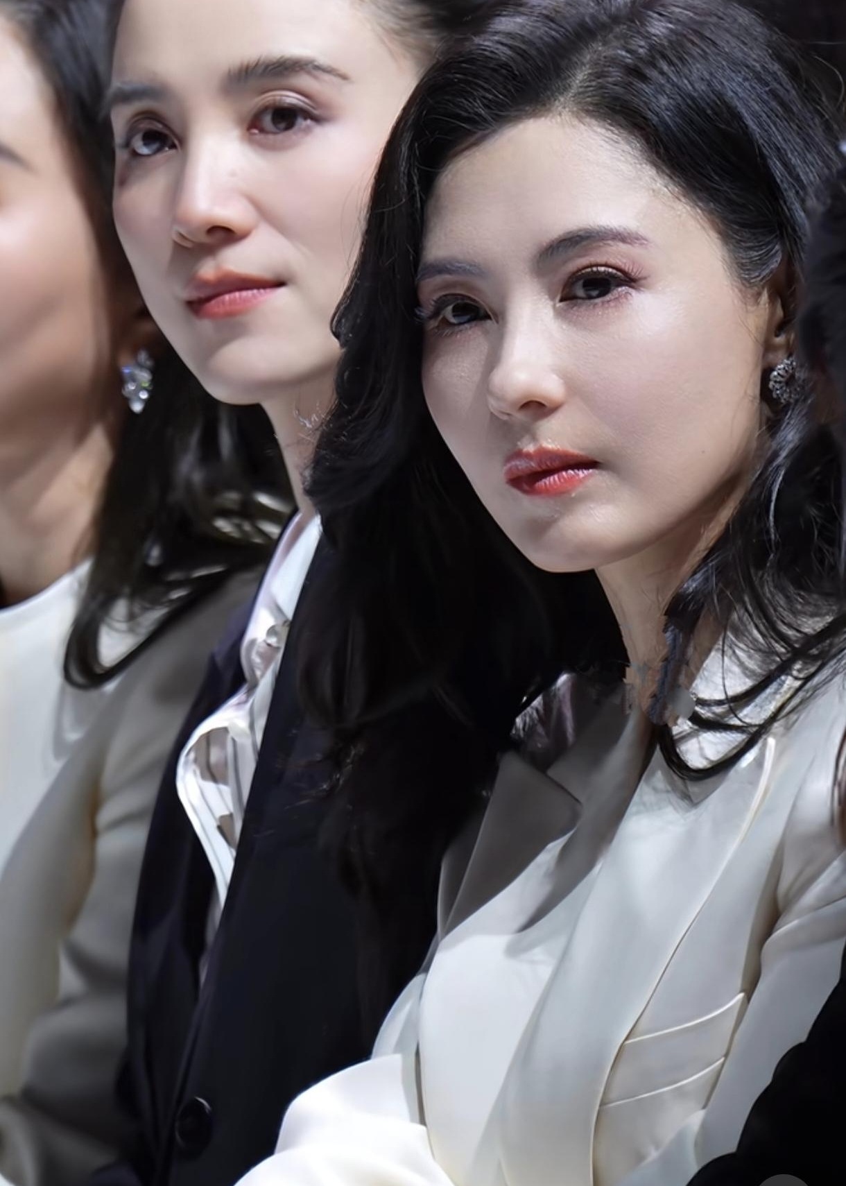 说真的，看脸这事儿，咱们是不是对女明星太苛刻了？眼窝凹陷、法令纹明显、脸蛋也没以前嘭弹了，就凭这状态，宋佳居然还能赢，你说神不神奇？

前阵子看热搜，有人拿宋佳跟一位生过三个娃的女星比状态。网友拿着放大镜找瑕疵，吐槽她胶原蛋白流失。可人家硬是靠着那股子松弛劲儿赢了。
其实仔细想想，这比较本身就没啥意
