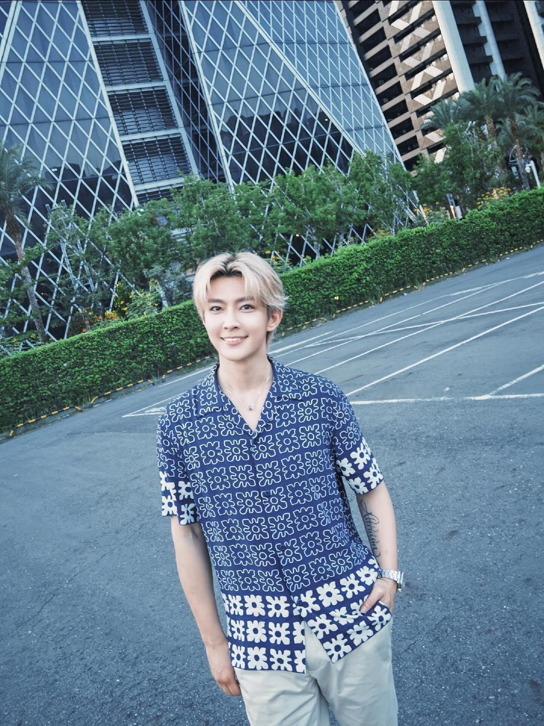 #炎亚纶[超话]# 别看海了，看帅哥吧！🌊 ​