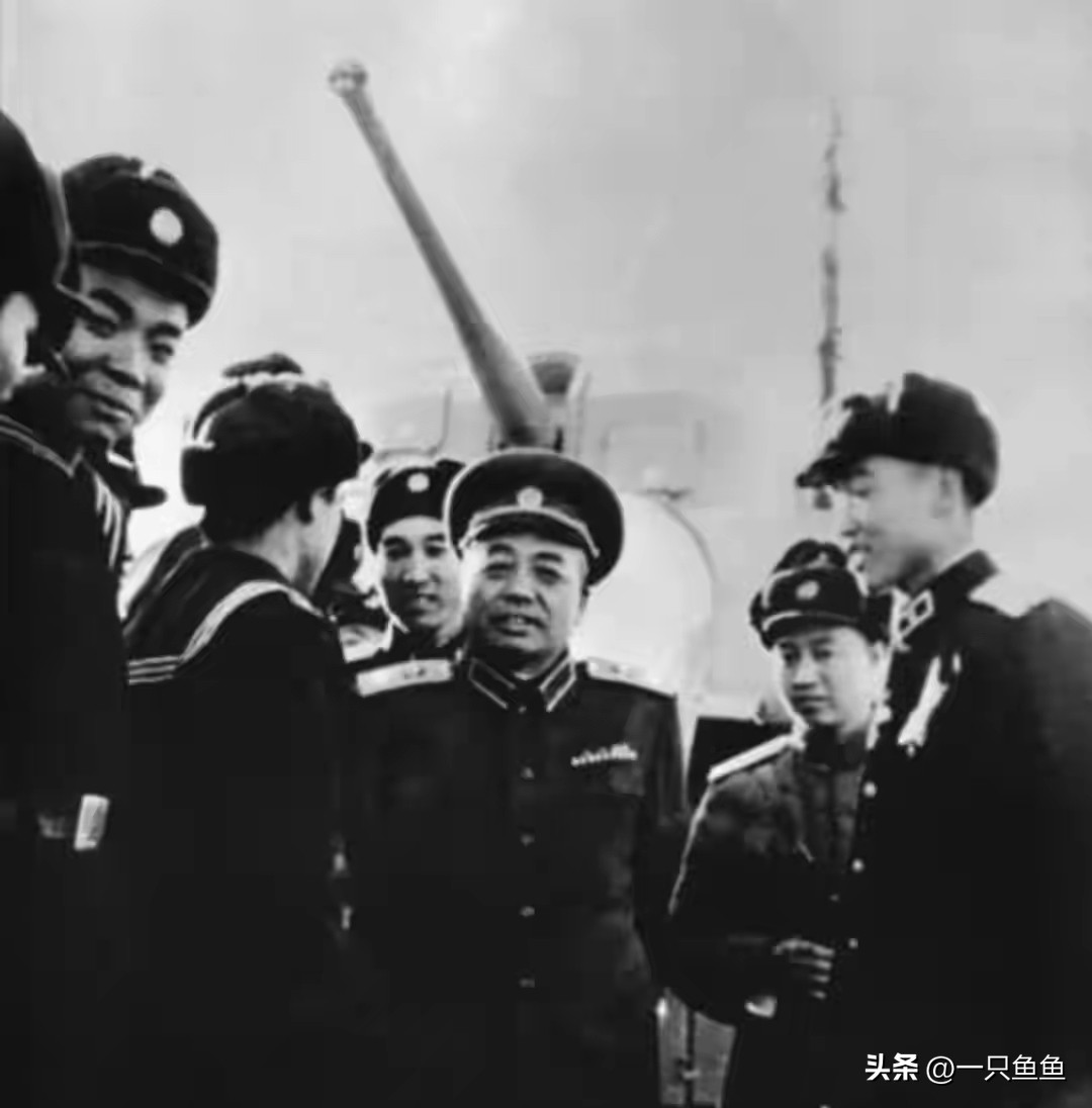 十大元帅里，彭德怀火爆直爽，徐向前沉稳内敛，两人却是一辈子的知己。

1935年懋功会师，彭总一句“徐向前那人，没糊涂”，让徐帅记了一辈子。后来做了邻居，彭总每天晚饭溜达过来扒门问一句：“向前在家不？”人在，他就踏实走人。

最见真心的是1959年庐山会议后。彭德怀跌入低谷，人人避之不及，只有徐帅敢
