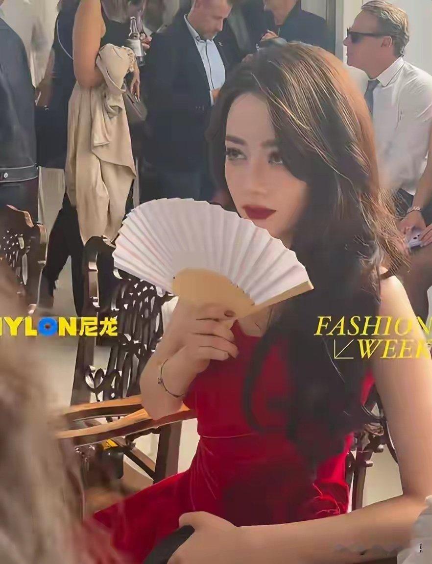 迪奥秀场：迪丽热巴中国红惊艳，金智贤粉裙廉价，谷爱凌造型翻车 ​