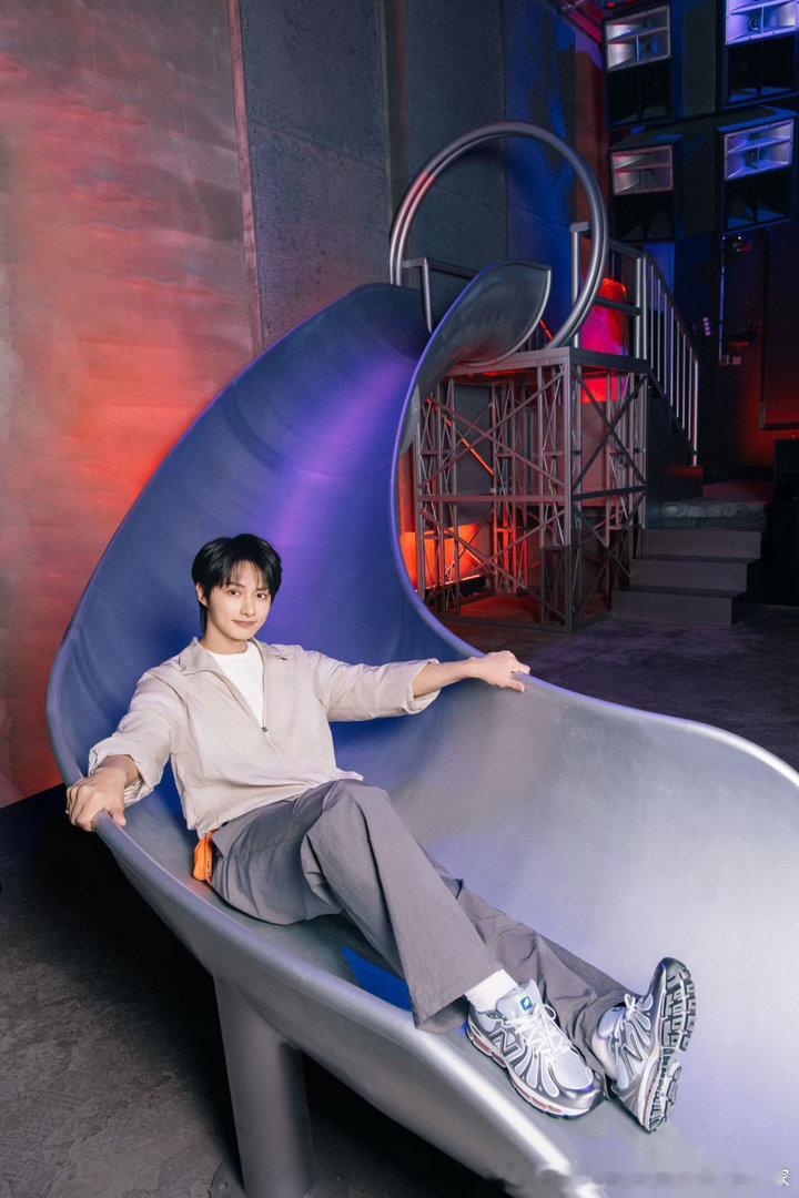 寻常之外，步履新境｜New Balance ABZORB 1890限时游乐场登陆上海

【2026年9月12日，上海】百年运动品牌New Balance于上海C PARK·REACTOR打造ABZORB 1890限时游乐场，以“寻常之外，步履新境”为主题，把鞋款产品内核转化为沉浸式线下体验空间，品牌挚友文俊辉到场助阵。

体验空间分为「穿搭游乐场」 ​