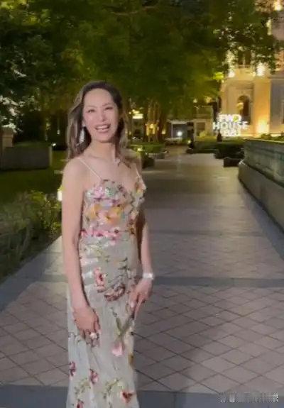 冻龄外婆出圈！甄子丹岳母汪徐莉君69岁生日照曝光，一袭吊带裙身材出众，和外孙女同框，网友直呼像母女 ​