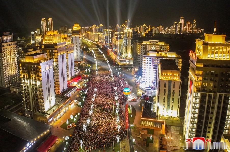 如何评价朝鲜新型高超音速导弹
如果严格限定滑翔体必须是乘波体，现在地球上只有两家有高超音速导弹，中国，另一家是朝鲜。
美军那啥LRHW只能算末段机动型中程弹道导弹，使用乘波滑翔体的AGM-183A又研制失败、下马了。
俄军锆石也已经被证实不是采用超燃冲压发动机的高超巡航导弹，也只能算末段机动型 ​