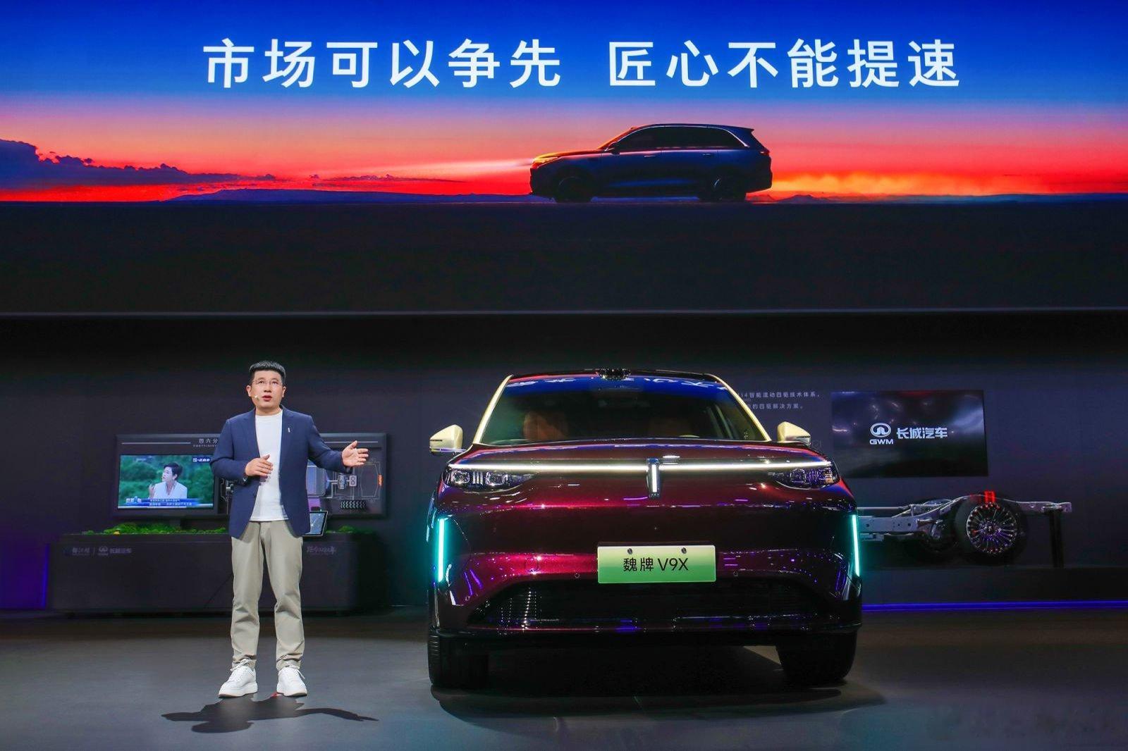 魏牌V8X/V9X亮相成都车展，从“慎用AI”到全场景实测：魏牌双旗舰能否跑赢“信任周期”？#魏牌成都车展# 
8月21日，第二十九届成都国际车展1号馆H109展台，魏牌以“魏你放心”为主题，携归元S平台双旗舰V8X、V9X及全新高山家族、新摩卡Hi4 Max版全矩阵亮相。与当前行业部分品牌热衷使用AI生成“极限测 ​