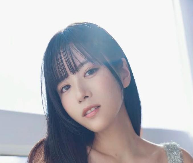 日本写真界新星东云海最近靠沙滩系列写真强势出圈。  这位1996年出生...