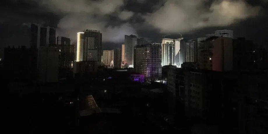 凌晨，莫斯科瓦维洛夫街一处变电站传出爆裂声，随后市内部分地区供电中断。地铁站自动扶梯停摆，埃里温广场、加加林斯基等购物中心也陷入黑暗。具体受损范围和恢复时间尚未公布，事故原因正在调查。有人猜测可能与近期频繁的无人机袭击叠加电网负荷有关，但官方未予确认。#关注俄乌局势最新进展# ​