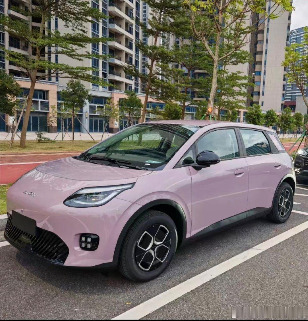 家里准备增购第二台代步车，埃安UT530宁德版真的很合心意。宁德时代长续航打消了短途出行的电量焦虑，周末近郊露营溯溪不用反复算计电量，座椅放倒还能临时休憩。薄荷冰绿新配色清新亮眼，很期待实车效果，日常接娃、假日出游，家用场景基本都能兼顾。#埃安ut焕新上市##家庭新主力##长续航国民大两厢# ​