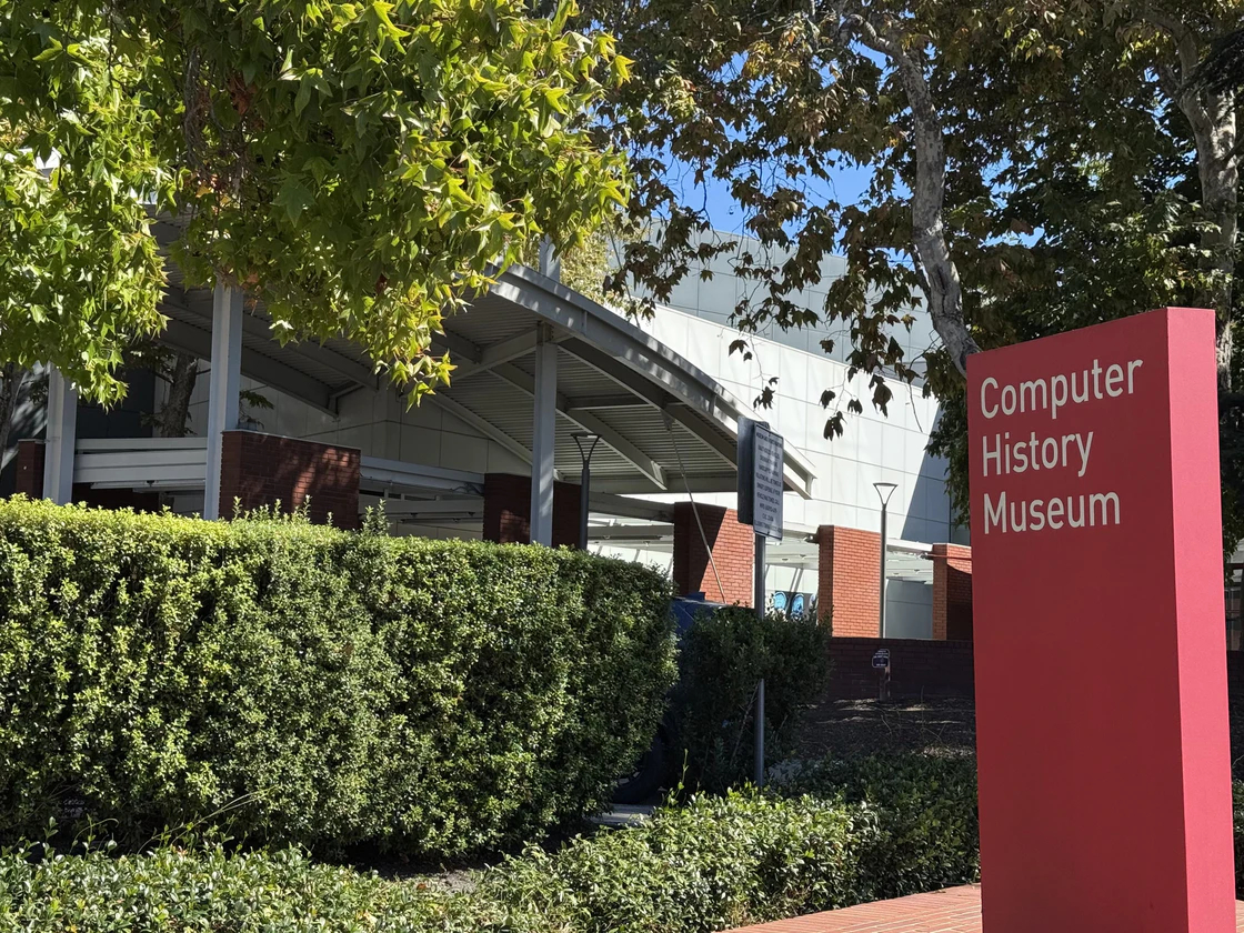 在硅谷，遇见个人计算机历史

从旧金山出发，沿着 101 高速公路向南，Palo Alto、Mountain View、Cupertino 这些既熟悉又陌生的地名陆续出现在路牌上。过去几年，我在科技新闻以及《硅谷之火》《乔布斯传》《Apple: The First 50 Years》等书籍里反复读到这些地名，却始终没有机会亲自到访。直到这次国 ​