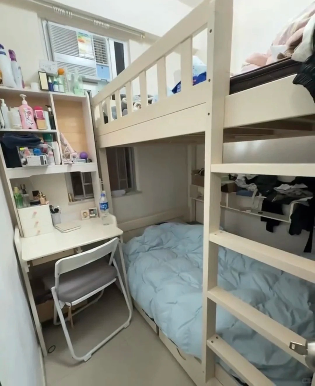 香港餐厅工作真不是轻松的 香港的餐饮业，已经有超过4万内地外劳，然而，待遇比内地高，但工作强度一点也不比内地少。一名外劳女生发帖分享其工作实况。她表示，自己当初选择赴港做侍应的初衷是希望能好好储钱，尽管外界看似待遇不俗，但背后付出的体力与辛劳却超乎想像。该名女生透露，香港的餐饮业工作节奏极为紧凑，日常需要长时间站立，基本上「一刻都停不下来」，每逢繁忙时段甚至连饮水和休息的时间都难以腾出。她坦言，在香港打工的每一分回报都是用汗水换来，绝非外界想像般轻松。为了避免其他人盲目跟风，她向有意来港工作的朋友提出了几项实用建议：勿受高薪诱惑，先衡量承受力：切忌只看薪金数字便冲动做决定，必须预先衡量自己能否应付高强度的体力与服务工作。学好基础广东话：她建议赴港前尽量掌握基本粤语，以便在日常工作中能顺利与雇主及客人沟通，减少误会。务必选正规途径，看清合约细节：办理来港工作手续必须认准合法合规渠道。签约前务必逐项核对工时、休假制度及住宿安排，切勿轻信口头承诺，以切实保障自身权益。她最后提醒，高回报必...