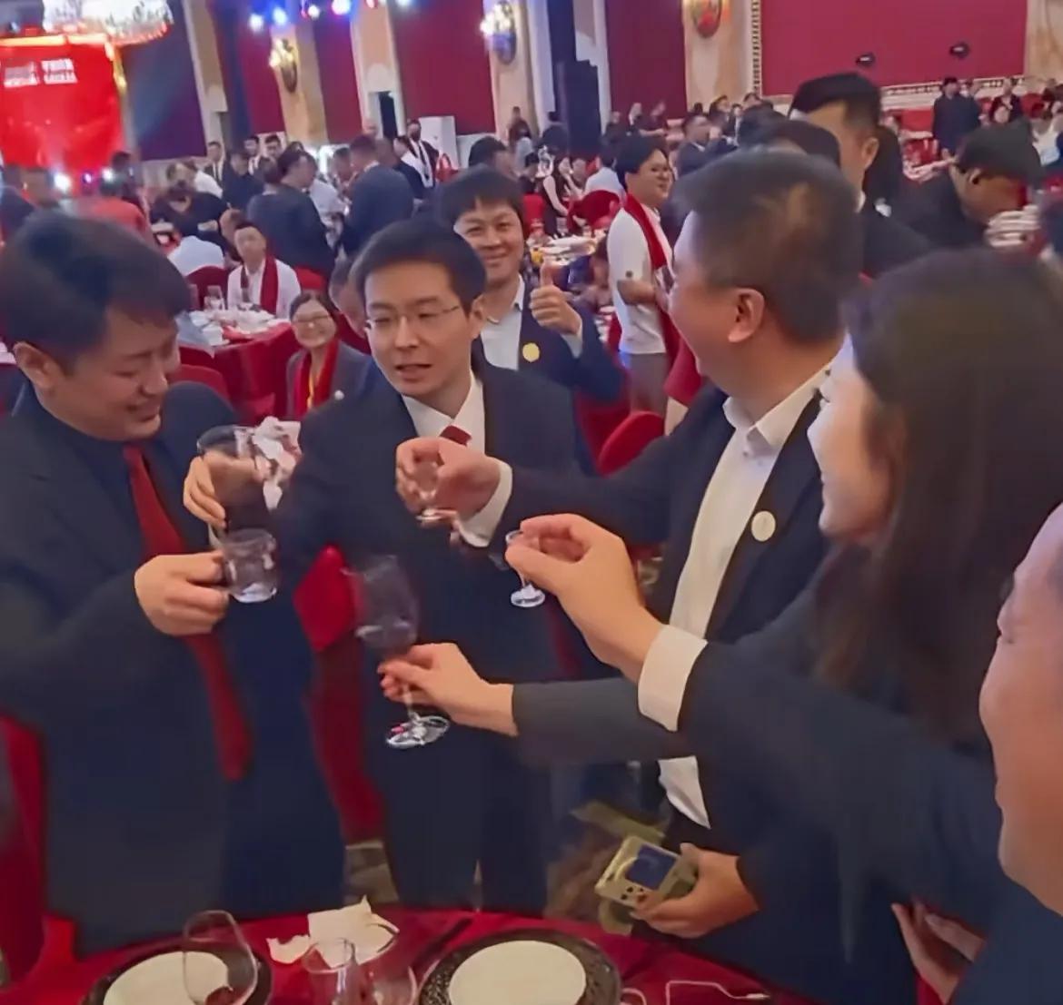 新一代科技新贵都不靠“白酒”下跪了❗️
王兴兴喝的是饮料！
	
白酒难喝又费钱，不知道哪个“奇特脑子”想出的喝白酒的…