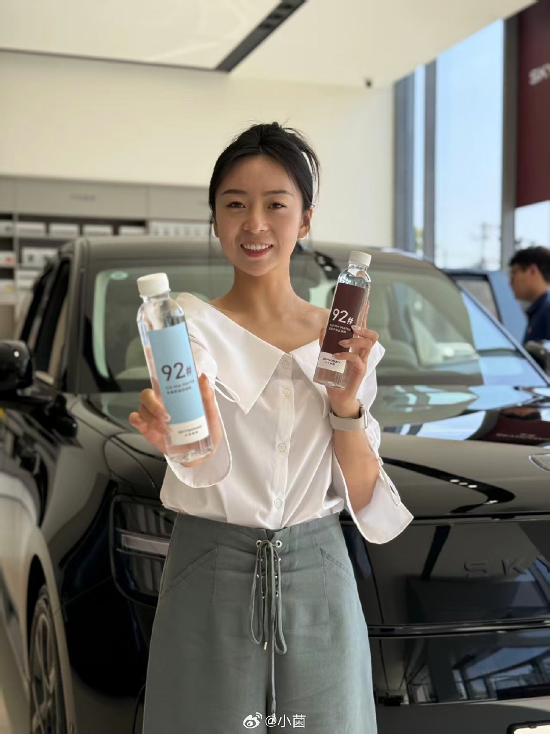 #女子说有娃家庭用澎程N70开着太香# #小米92号矿泉水# 家有萌娃，出行选车得讲究！女子力荐澎程N70，大空间、舒适驾乘，带娃出行超安心，“真香”之选！再搭配小米92号矿泉水，健康纯净，随时为家人补充水分。专业搭配，让家庭出行更惬意，你还在等什么？ ​