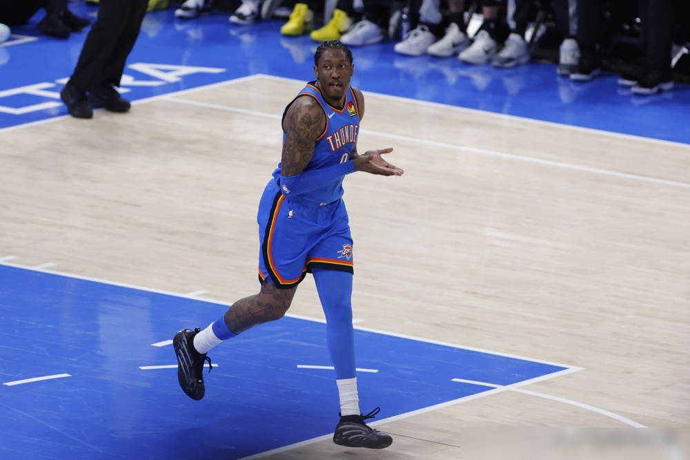 东契奇倒地，队友里夫斯冲着球迷就吼：闭上你的臭嘴！他TM受伤了！ 湖...