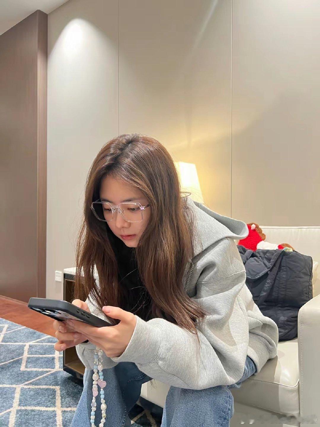 #谭松韵20岁的照片#
记忆犹新的是《甄嬛传》里的淳儿那时刚好20岁，满脸满满的胶原蛋白，圆乎乎的娃娃脸，灵动又娇憨，演十几岁少女毫无违和感✨
这么多年少女感一直在线，时间好像在她脸上按下了慢放键。 ​