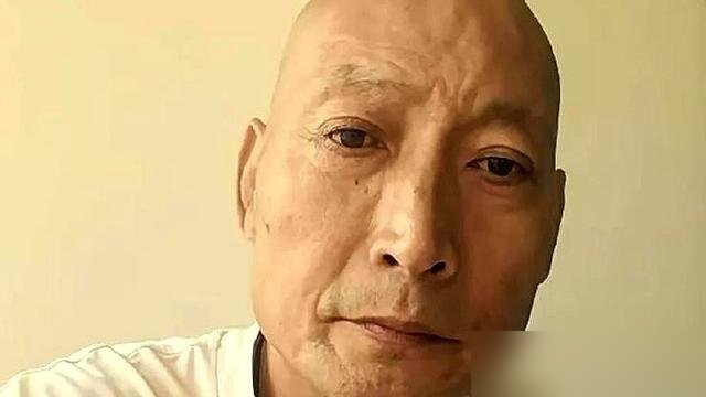 当年跟李连杰在天台真刀真枪往死里摔的人，如今在镜头前露脸不到十分钟。64岁的于荣光演反派，远景全是替身，近景才切回本人喘口气。观众不瞎，弹幕直接骂街。
说白了，这就是影视工业化的真相。老武生怎么了？京剧武生出身，11岁进团翻跟头，照样得给成本和风险让路。合同里写多少天档期，就给你多少天镜头，多一秒