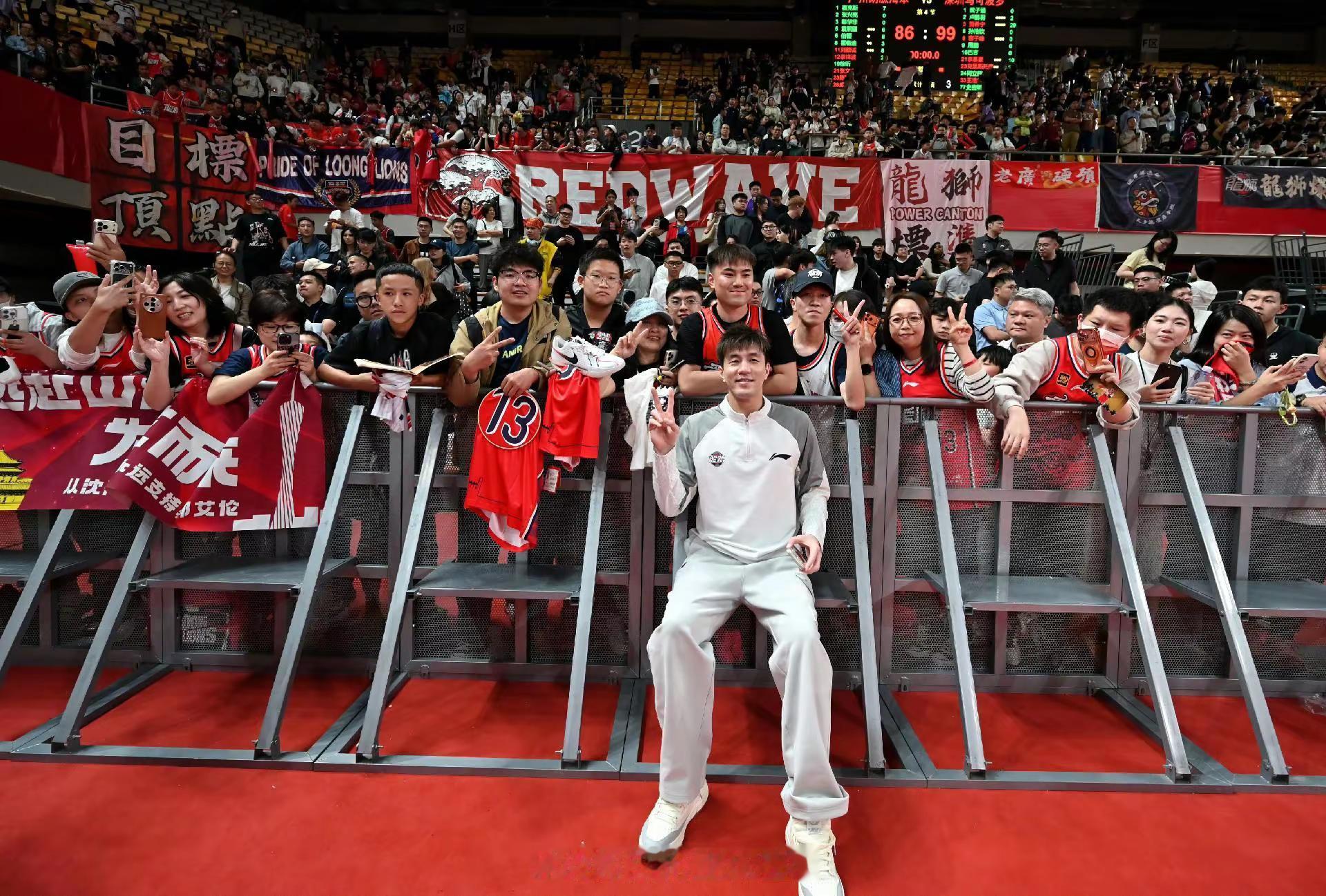 场边和球迷合影。