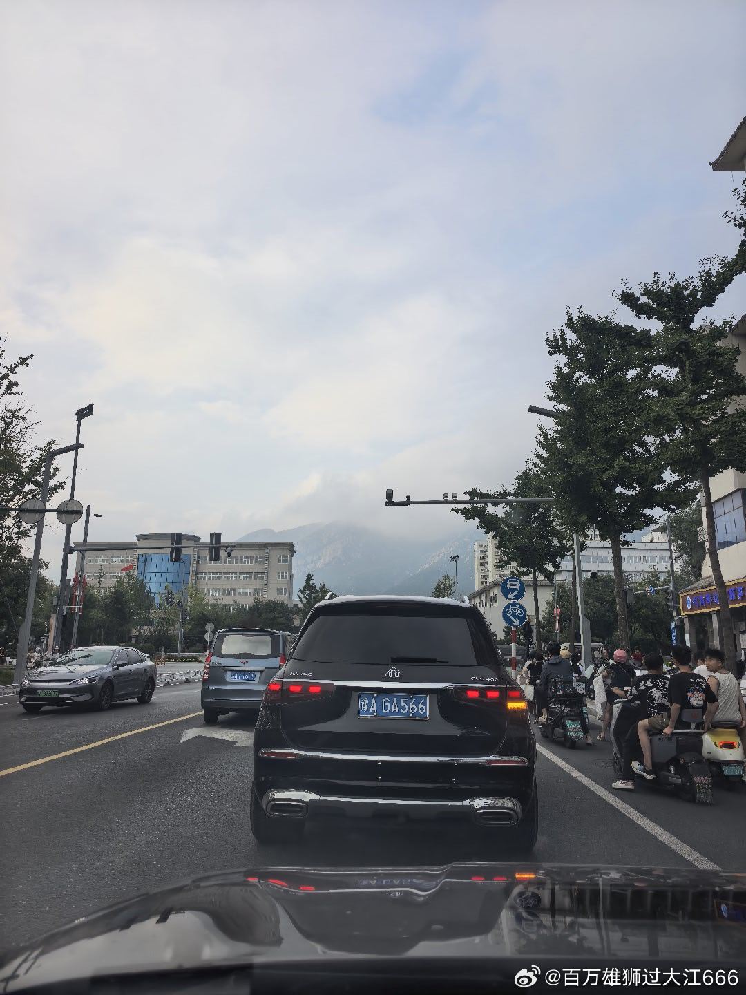 迈巴赫这个SUV感觉上面太窄了吧！下面宽的太多感觉比例不好[笑cry] ​