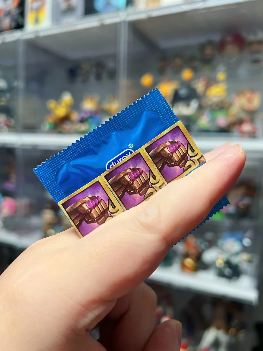 “给我……砸！”