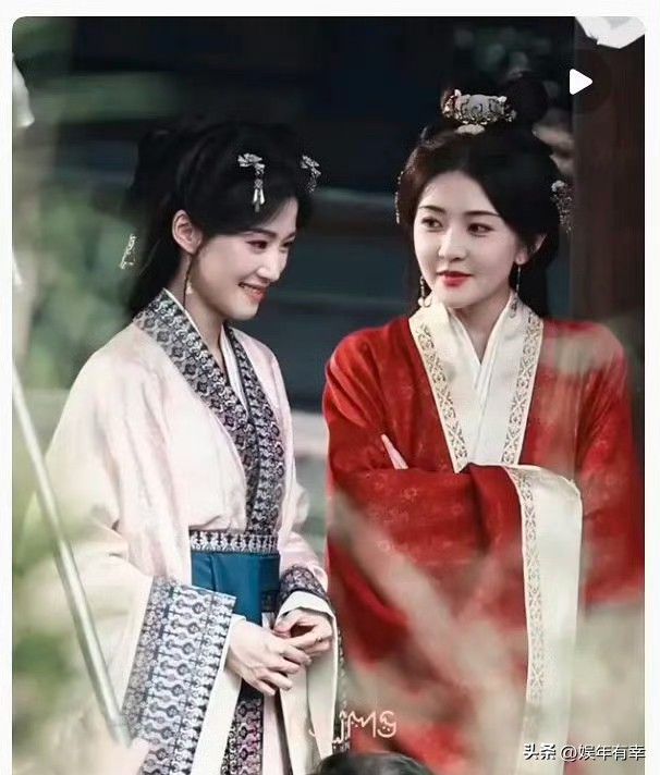 梁洁、卢昱晓《刺棠》终于同框了。同框照一爆出引发网友热议。不少网友直言梁洁赢麻了，一袭红衣造型自信大方，气场十足。同框对比之下，卢昱晓被衬托得像她身边的丫鬟。大家满心期待《刺棠》上线，坐等梁洁在剧中霸气掀桌，期待她这段高光对手戏，一睹她的古装风采。刺棠 卢昱晓 梁洁