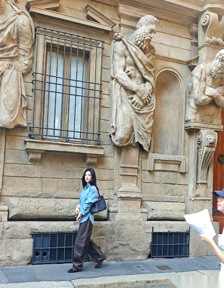 米兰街头，一张网友随手拍的生图，直接撕开了内娱那层“风情万种”的厚重滤镜。镜头里的人，是刚去参加时装周的朱珠。
就在几天前，工作室放出的机场出发照还挂在热搜上：黑色长裙裹身，披着硬挺的皮衣，冷脸走在通道里，气场直逼两米八。
结果一到米兰街头的路人镜头里，画风全变了。
没有了打光板和后期修图师，她踩着