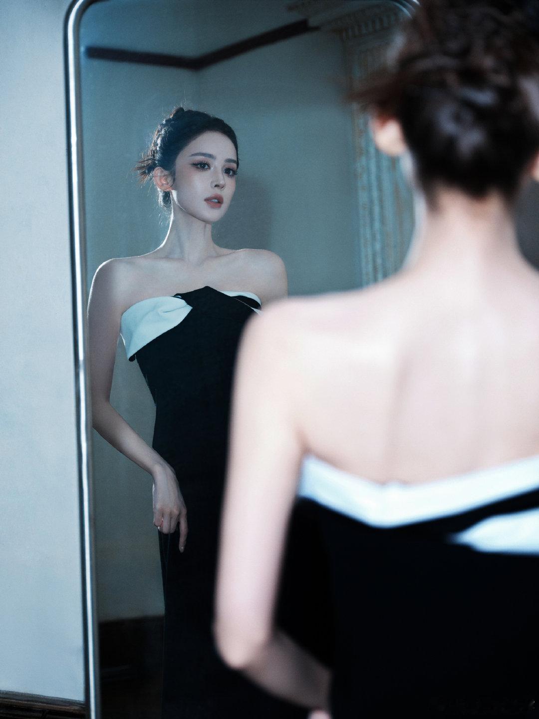 #娜扎[超话]#  [嘻嘻]#古力娜扎﻿# 三伏天烈日下差点热晕，却依旧交出原图直出的田园大片，娜扎的敬业从来不是说说而已。​