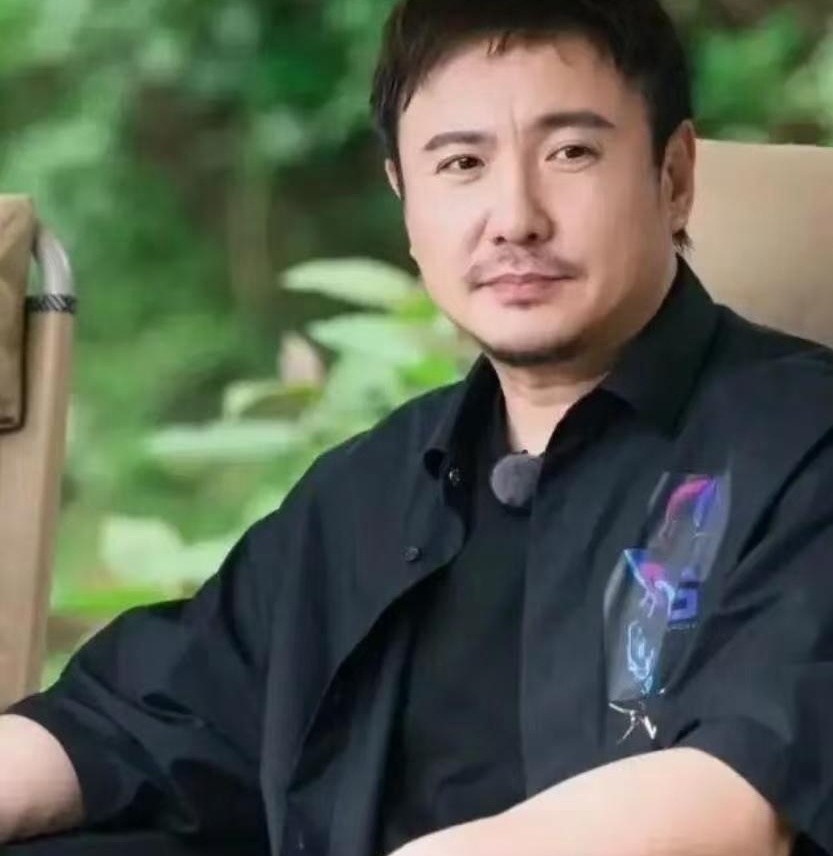 谁能想到，连沈腾都闲了半年没活儿干？这话要不是他亲口说的，我真不敢信。
最近《现在就出发》里，沈腾随口问大家最近都在忙啥，黄景瑜、白敬亭一个个都说在剧组拍戏，轮到他自己，默默来了句：你们都在哪儿找的工作？我都休息半年多了。李小冉更绝，一脸认真地反问：你们还有戏拍啊？
那个画面我印象特别深，沈腾往椅背