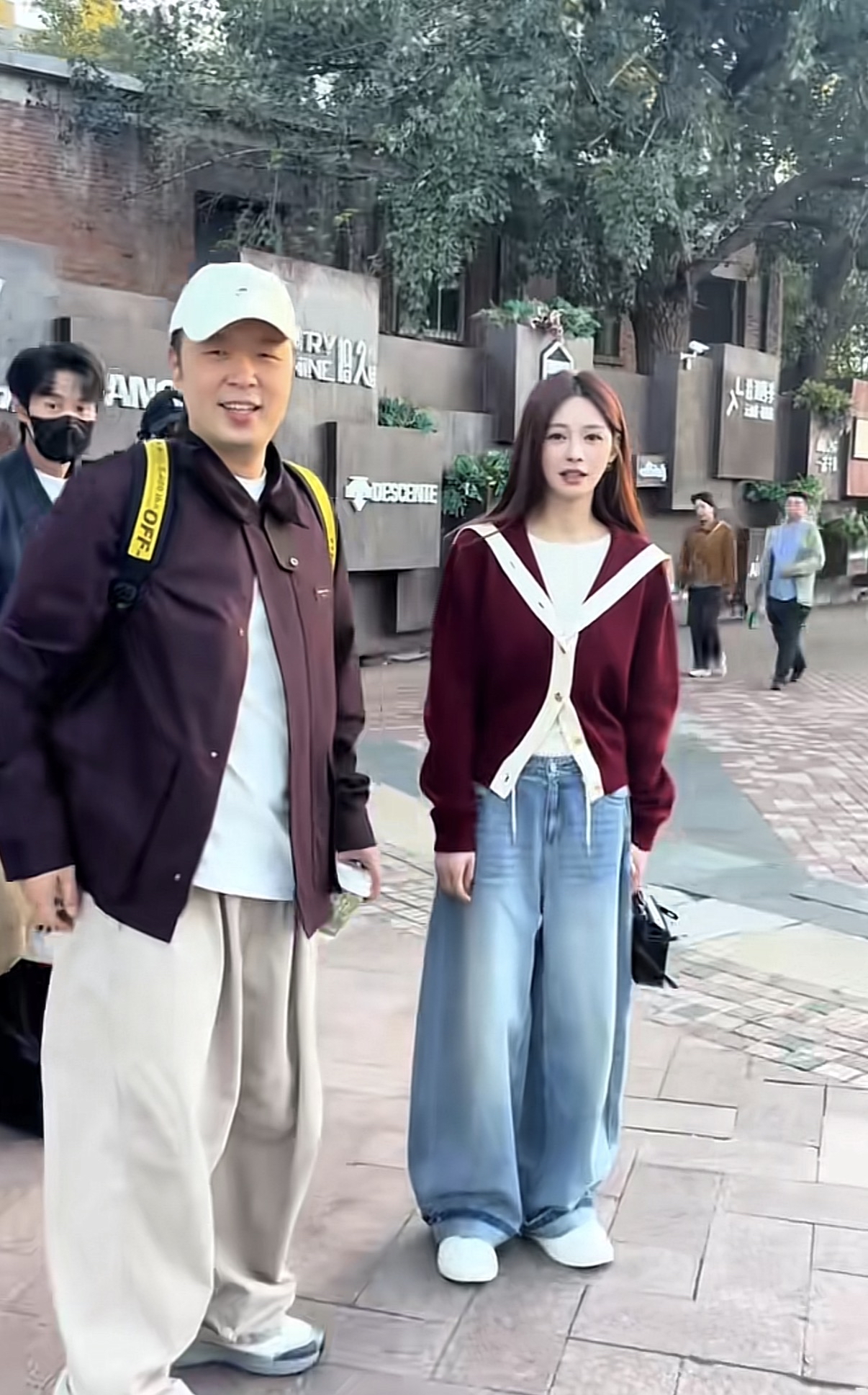 网友在北京偶遇杜海涛和沈梦辰！沈梦辰真的是一眼看过去的大美女，脸好小好精致，看起来就很甜，两个人被喊住一脸懵，问是不是需要拍照，粉丝说不拍了，沈梦辰大大咧咧跑过来说拍，性格跟谢娜一样活泼！他两感情还挺好的，尽管当初不太被人看好