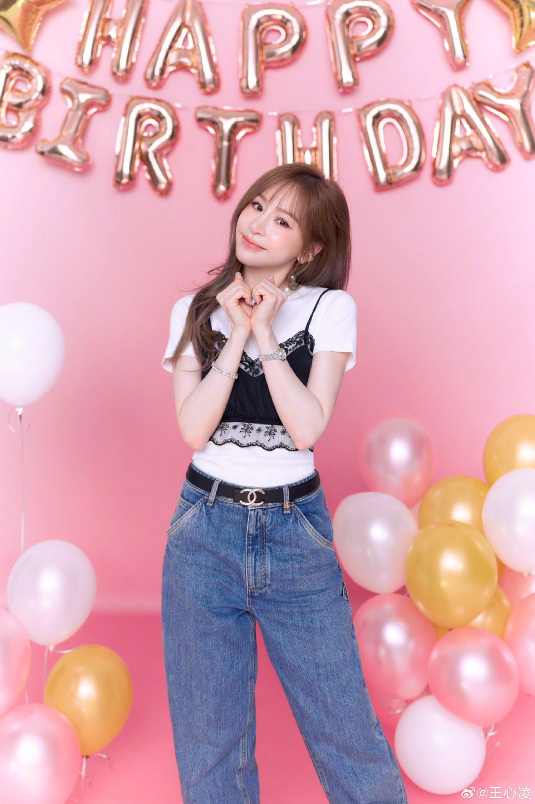 #王心凌[超话]#  满44减20[doge]
#王心凌晒12图生日照# ​