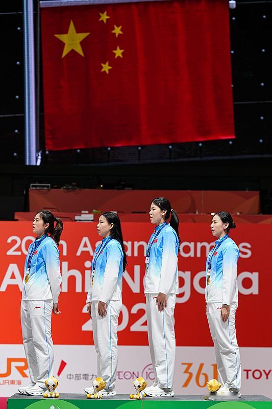 刷到这段视频时，我正端着早饭，看完直接愣住了——中国女子4×100米接力队夺冠后，四个姑娘做的第一件事，不是拥抱欢呼，也不是围着镜头摆造型，而是认认真真把那面国旗叠得方方正正。
就这一个动作，让我鼻子一酸。
先说比赛本身。名古屋亚运会女子4×100米接力决赛，中国队派出的是梁小静、刘国怡、刘峡君和陈
