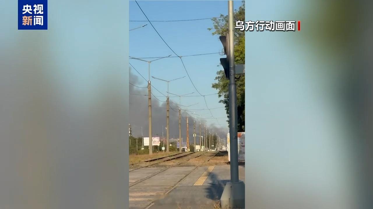 #中俄头条# 【俄称打击乌无人机仓库 乌称袭击俄指挥所】当地时间7日，俄罗斯国防部通报称，俄军过去24小时打击了乌军使用的运输物流基础设施、无人机及其零部件储存点等目标。

同一天，乌克兰武装部队总参谋部通报称，乌军部队打击了俄军控制的铁路桥、部队指挥所、弹药库和技术侦察设施等。

7日，俄 ​