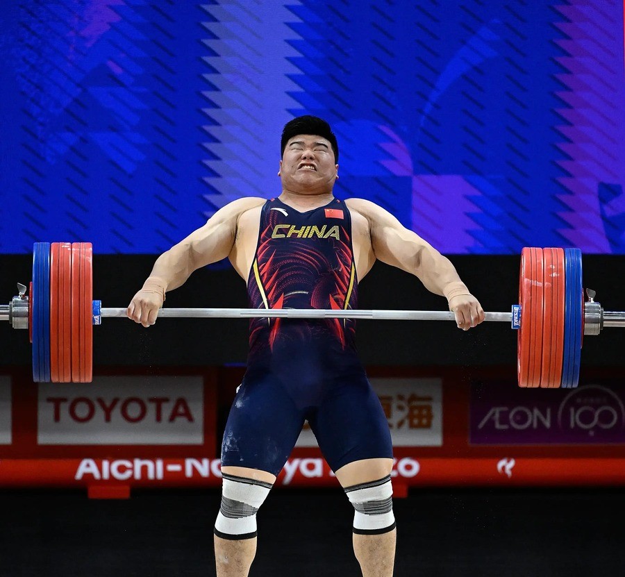 名古屋亚运举重110公斤级：刘焕华腿拉伤赛前两天站不起来，抓举185挺举220拼下铜牌，乌兹名将破世界纪录夺冠，中国男举新级别警报拉响
赛前两天，刘焕华在训练馆腿部拉伤，疼得几乎站不起来。他独自坐在角落流泪，洗完脸才没让旁人看出来。
铜牌不是输，是身体先亮红灯
抓举170公斤、180公斤、185公斤