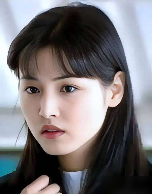 当年被鲜花铺满家门感动下嫁，张延忍了20年，终于在女儿18岁这年离了。
8月26日消息证实，张延和TVB老戏骨张锦程，其实在2024年就悄悄办了手续。
想当年，张锦程连求三次婚，把家门口铺满鲜花。张延一感动，2004年点头就嫁了。
婚后现实却很打脸。一个在内地打拼，一个常驻香港，三观碰不到一块