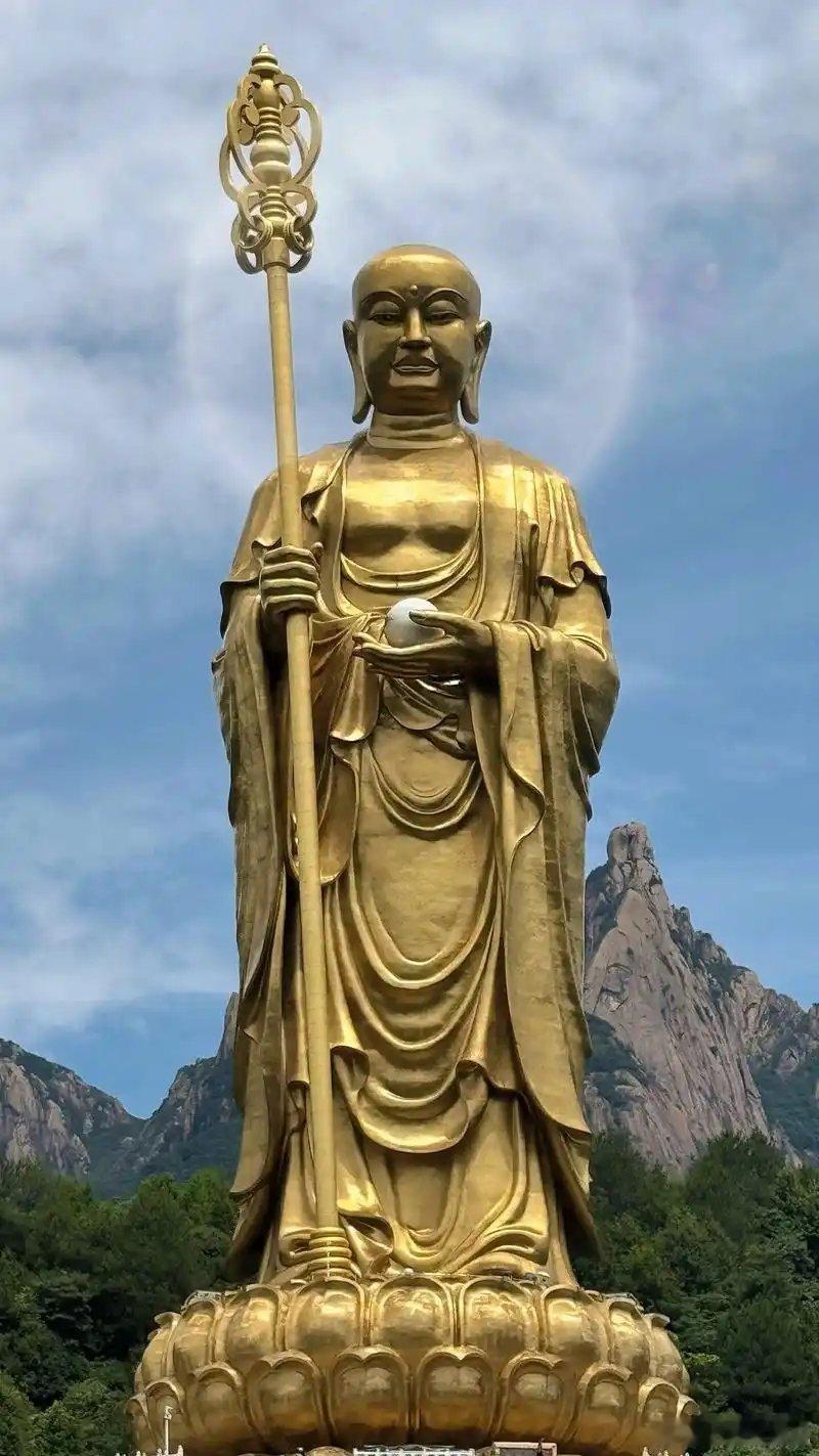 2017年1月，刘德华在泰国坠马，盆骨骨折、脊椎骨裂，伤情严重。他的妻子朱丽倩第一时间联系台湾祥德寺住持地皎法师，恳请法师率领148位僧人，连续数日专门诵念《地藏菩萨本愿经》（地藏经），并将功德回向给刘德华。
最终，刘德华住院51天后极速出院，康复情况远超预期。当时许多媒体和佛教圈都公认， ​