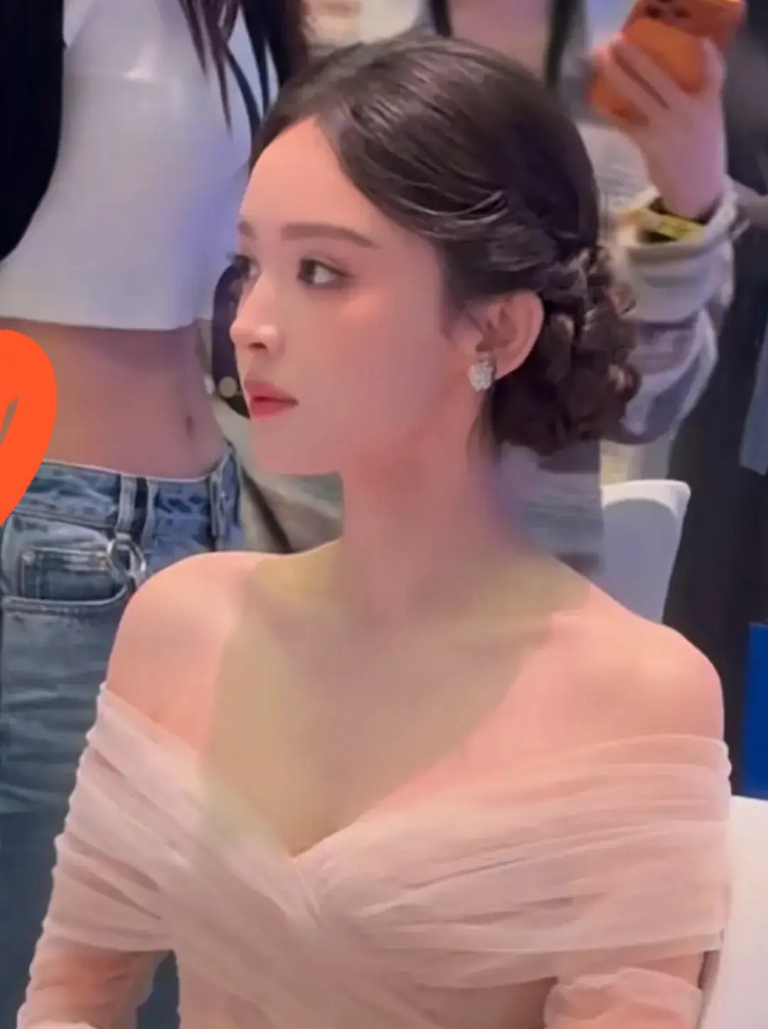 大湾区这一夜，
最大的黑马不是胡歌五音不全的模仿刘德华的歌曲，而是抹胸的古力娜扎。

一出场，成了全场焦点，真的太美了，34 岁的她，气场十足，颜值身材在线，一下成了这次大湾区音乐节的最大热搜。

平时一般只有在时尚圈能看到她最美的状态，这次没想到音乐节也能看到，不绯闻，不炒作，最难得的是人美又接地