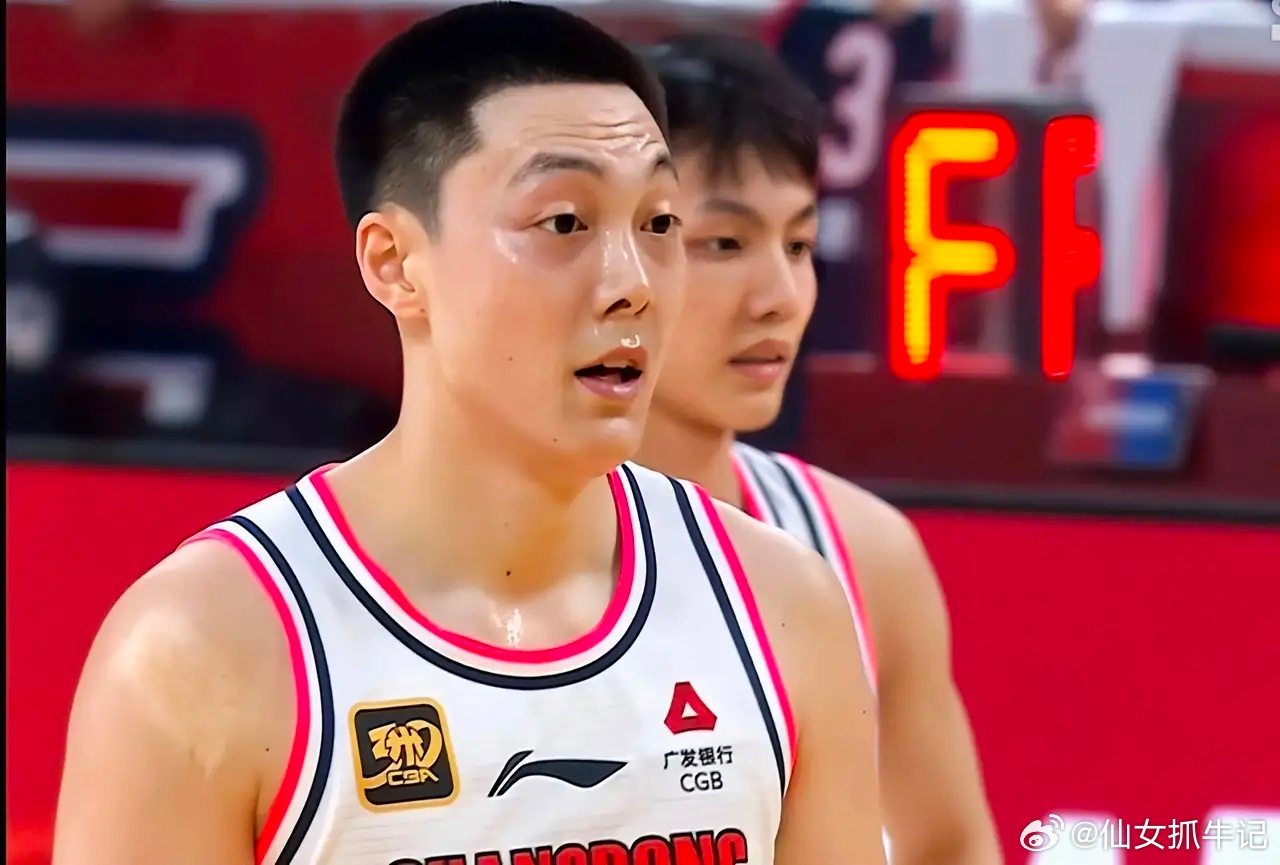 广东男篮提要求！
今天早上，广东男篮发文祝贺胡明轩、崔永熙及焦泊乔进入亚运会参赛名单，并且向这三名球员提出要求，希望他们能充分发挥自身优点，全力以赴去面对每一场比赛。
由于人员调整幅度很大，广东男篮在对阵深圳男篮时只有9名球员登场。在缺兵少将的情况下，球队与胜利无缘！不过广东男篮并 ​