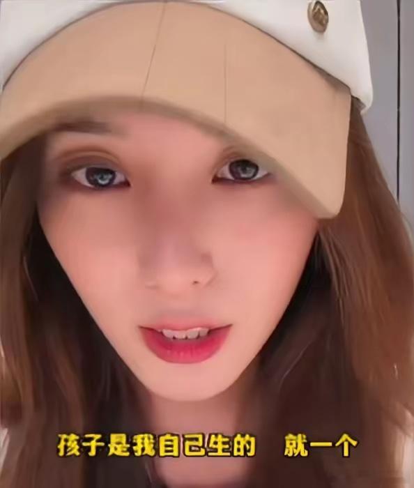 徐艺洋开播，把憋了两年多的话一口气说了。
“孩子是我自己生的，剖腹产，就一个。”
网传的龙凤胎、两个娃、代孕，全否了。
剖腹产原因是胎儿臀位，疤痕穿比基尼也看不到。
孩子2024年出生，现在两岁多，身高在同龄人里排前2%，偏高偏壮。
为什么拖到现在才说？
一是产后激素影响，情绪身体都不稳，她 ​