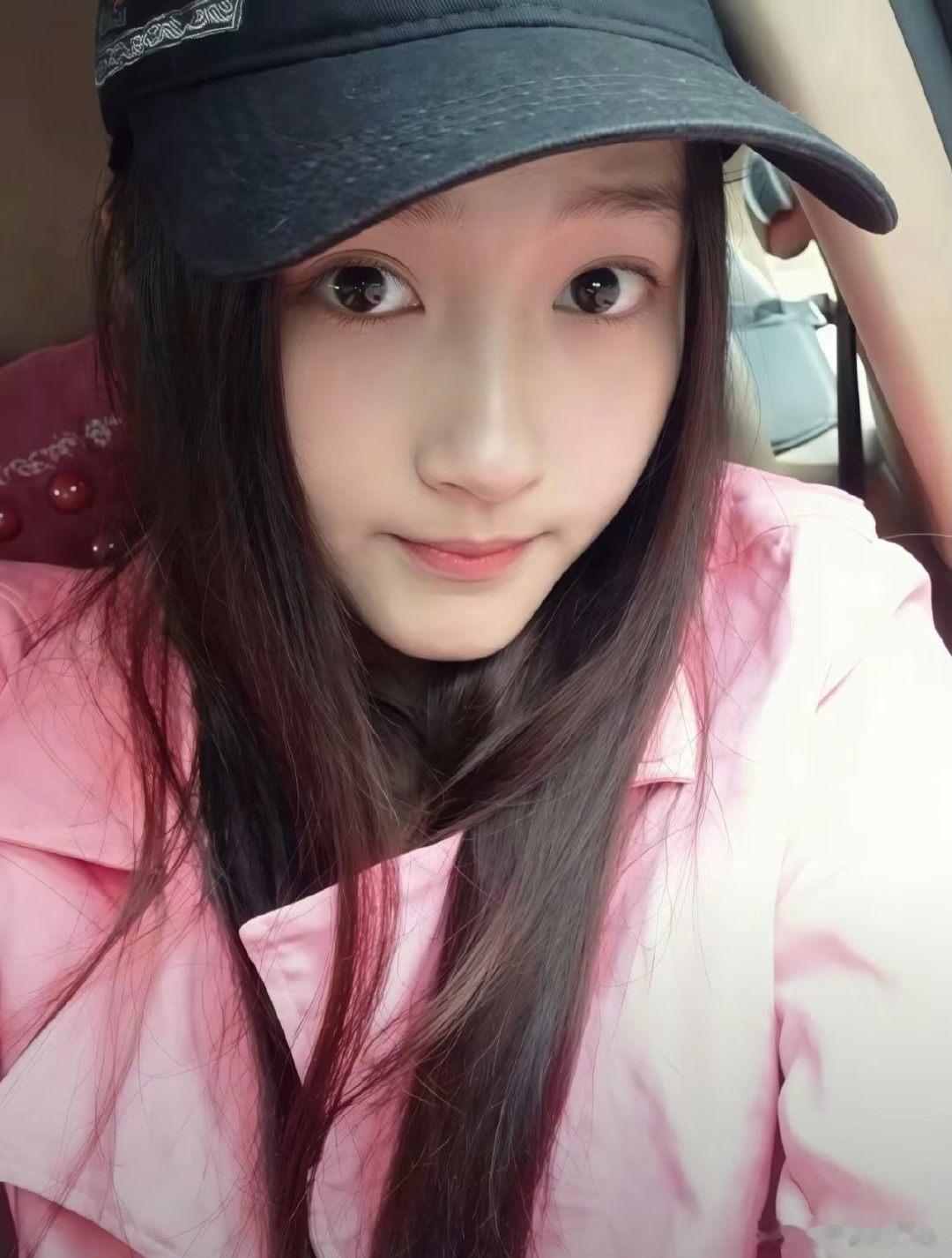 #关晓彤[超话]# gxt#关晓彤生逢其时#gxt#关晓彤齐时#

你不一定非要长成玫瑰，你乐意的话做茉莉，做雏菊，做无名小花，做千千万。

​