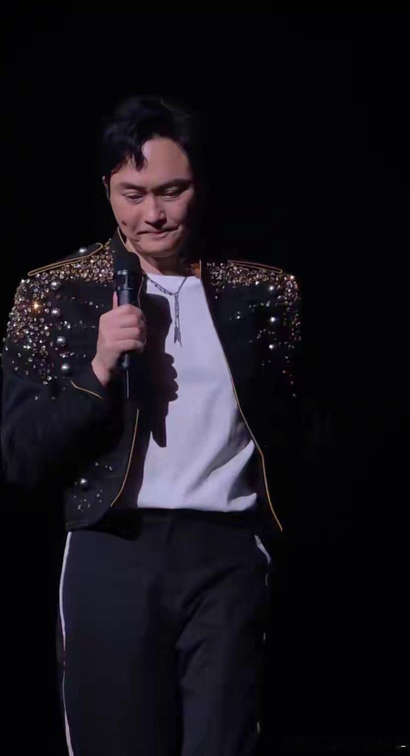 张智霖演唱会含泪献唱《十年人事》，悼念相伴数十年老友，袁咏仪台下哽咽💔 ​