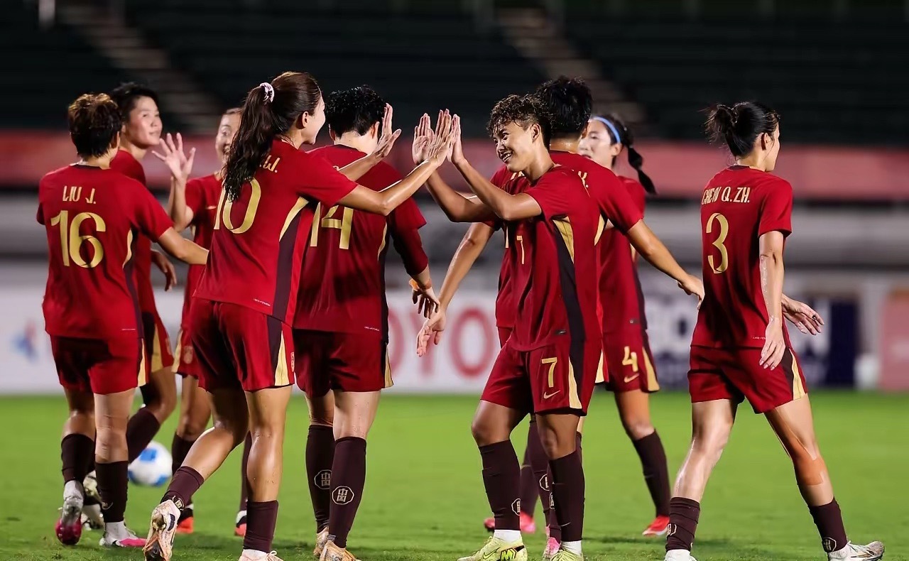 中国女足1：0越南女足，对中国女足队员打分评价如下：
1、王妍雯：7分
临门一脚总是差那么一点！
2、王霜：8分
幸亏进球了！但扩大比分的空门都踢飞了！有些时候太黏球了，有机会都不传！王妍雯都大空位了…
3、王爱芳：5分
最强单后腰，覆盖啥的都挺好，但开角球水平真的差！
4、乌日古木拉：5分
拿球 ​