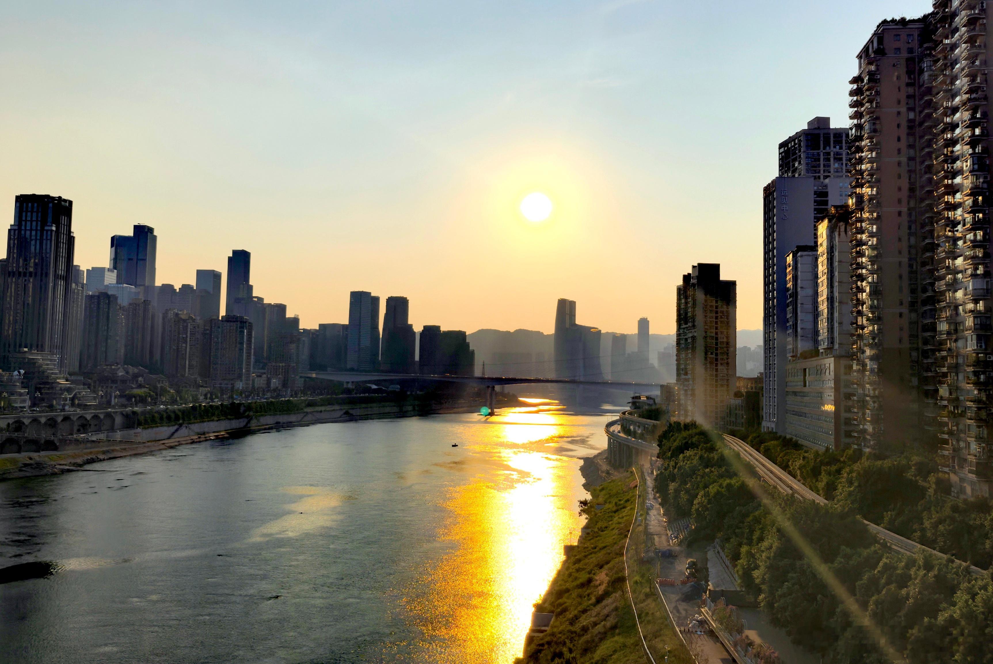 重庆的魅力，大概就是同一个地点，不同季节来，会遇见完全不一样的风景。轨道站点，看雾漫两江，感受雾都独有的秋冬氛围感。重庆[超话]原来重庆真的是雾都长江[超话]重庆轨道交通  ​​​  ​​​