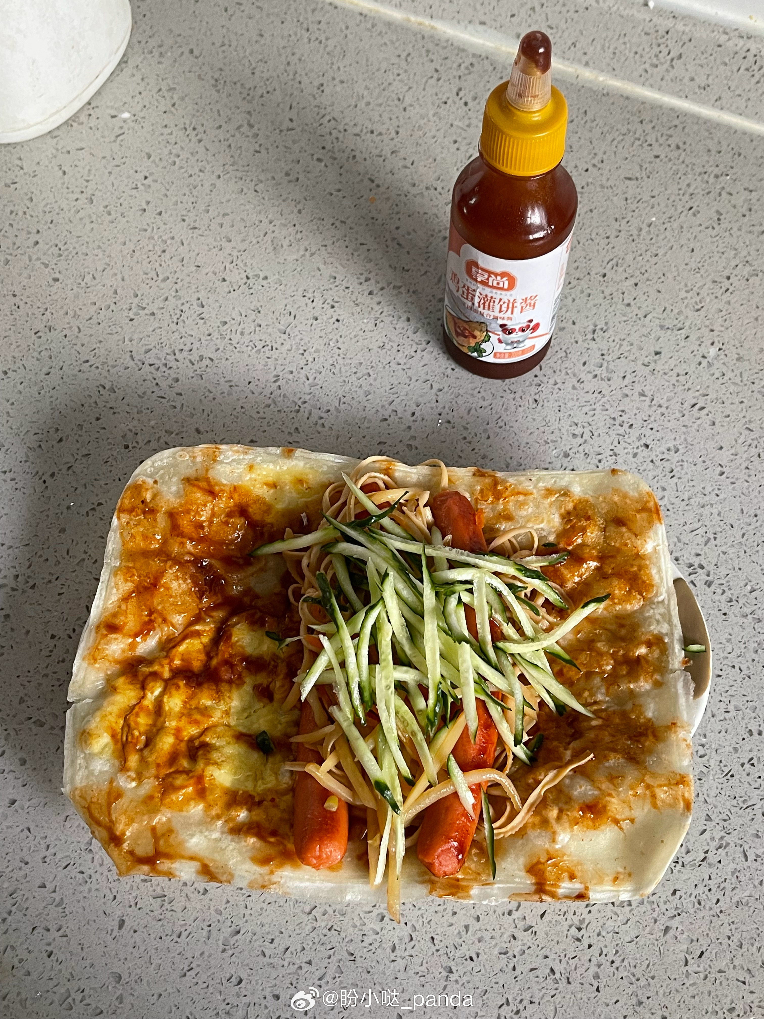 香喷喷的鸡蛋灌饼出炉啦！ 炒了土豆胡萝卜豆腐丝，家里没有生菜了，就用黄...